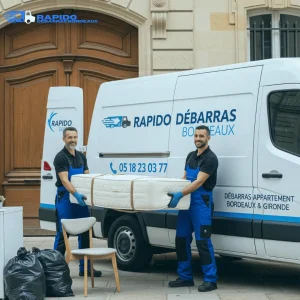 L'équipe Rapido Débarras Bordeaux évacuant avec précaution des encombrants d'un appartement en étage dans le centre-ville de Bordeaux.