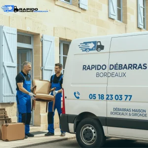 Deux débarrasseurs de Rapido Débarras Gironde chargeant des meubles dans leur camion floqué lors d'un vide-maison complet à Bordeaux.