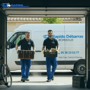 Spécialistes de Rapido Débarras Gironde en train de trier et vider une cave encombrée à Bordeaux.
